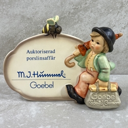M.I. Hummel 900 Merry Wanderer Plaque, Swedish Language, Tmk 8