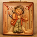 Hummel 93 Little Fiddler, Plaque