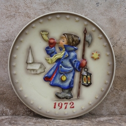 Hummel 265 1972 Annual Plate,  Hear Ye, Hear Ye