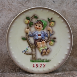 Hummel 270 1977 Annual Plate,  Apple Tree Boy