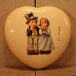 Hummel 2152 Dearly Beloved Trinket Box