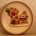 M.I. Hummel 896 Love's Bounty, Century Miniature Plate Collection, Tmk 7, Type 1