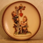 M.I. Hummel 898 Here's My Heart, Century Miniature Plate Collection, Tmk 7, Type 1