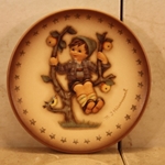 M.I. Hummel 977 Annual Plate, 1977, Apple Tree Boy, Tmk 7, Type 1