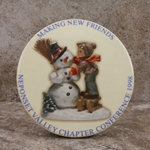 M.I. Hummel Aufsteller Plaque Making New Friends 1998 Tmk 6, Type 1