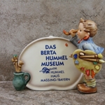 M.I. Hummel 756 Das Berta Hummel Museum Massing / Bayern Plaque Tmk 7, Type 1