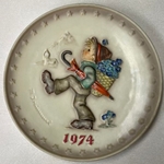 M.I. Hummel 266 Globe Trotter Annual Plate 1974 (Sample), Never Issued!