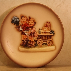 M.I. Hummel 896 Love's Bounty, Century Miniature Plate Collection, Tmk 7, Type 1