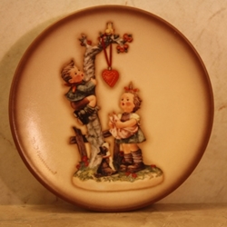 M.I. Hummel 898 Here's My Heart, Century Miniature Plate Collection, Tmk 7, Type 1