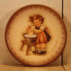 M.I. Hummel 993 Annual Plate, 1993, Doll Bath, Tmk 7, Type 1