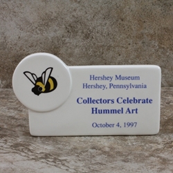 M.I. Hummel Aufsteller Plaque Hershey Museum Tmk 6, Type 1