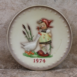 M.I. Hummel 267 Goose Girl 1974 Annual Plate Tmk 5, Type 1