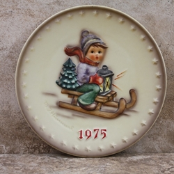 M.I. Hummel 268 Ride Into Christmas 1975 Annual Plate Tmk 5, Type 1