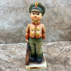 M.I. Hummel 332 Soldier Boy Tmk 4, Red Cap Badge, Type 1