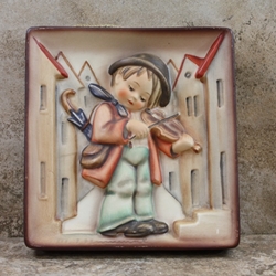 M.I. Hummel 93 Little Fiddler Plaque Tmk 3, M.I. Hummel Signature Front, Type 1