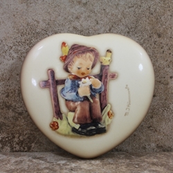 M.I. Hummel 687 She Loves Me, Trinket Box Tmk 8, Type 1