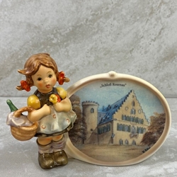 M.I. Hummel 722 Little Visitor Plaque, With Schloss Rosenau Graphics, Tmk 10