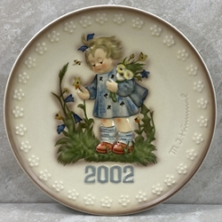 M.I. Hummel 923 Bumblebee Friend 2002 Annual Plate Tmk 8