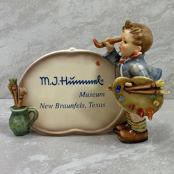 Hummel 756 Museum New Braunfels, Texas, Archivmuster, Ki 8.93 means Franz Kirchner, Tmk 7